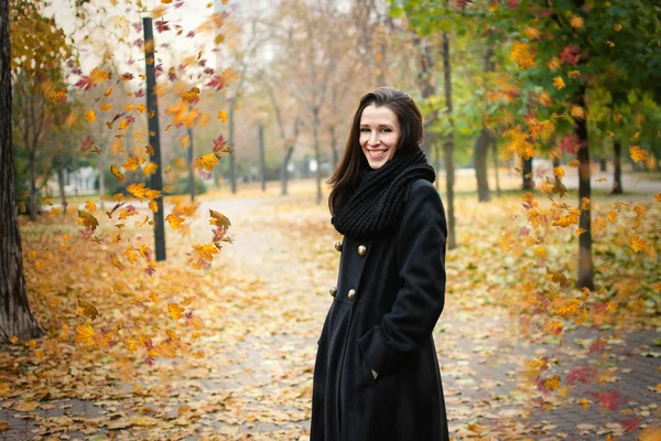 Efterårspige, frisk naturlig hud, portræt af brunette, smuk - Stock-foto