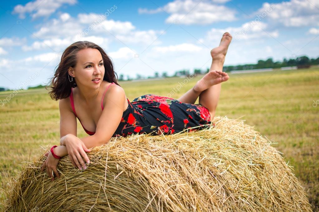 https://st2.depositphotos.com/7691112/10986/i/950/depositphotos_109861992-stock-photo-girl-on-hay-round-haystack.jpg