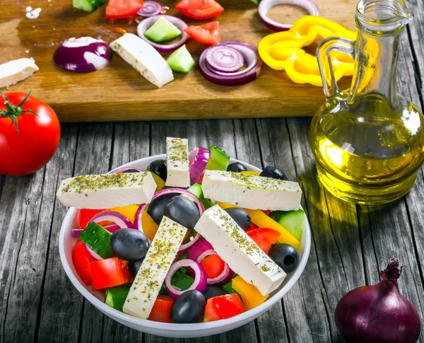 Griechischer Salat, natives Olivenöl extra, von oben — Stockfoto
