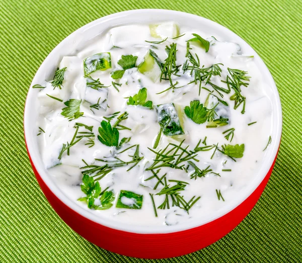 Salát tzatziki nebo cacik, okurka a jogurt na zelený ubrousek, detail — Stock fotografie