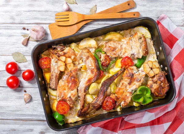 Stewed rabbit with vegetables, traditional maltese cuisine. — Stock Photo, Image