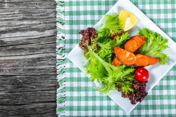 Здоровый салат с рыбой на гриле, вид сверху — стоковое фото