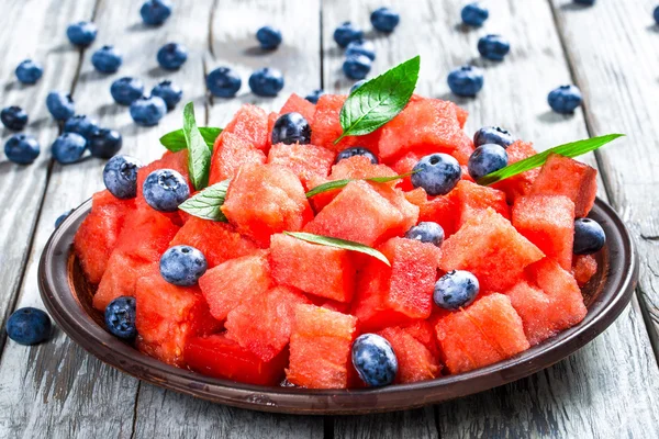 Melon d'eau Menthe Salade d'été aux bleuets, mise au point sélective — Photo