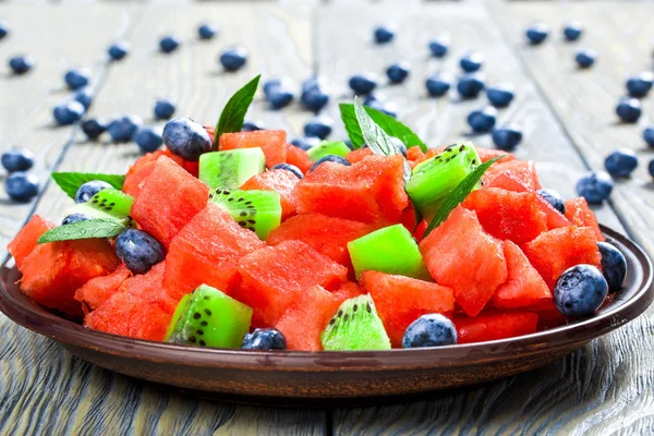 Melon d'eau en dés aux kiwis et aux bleuets, focu sélectif — Photo