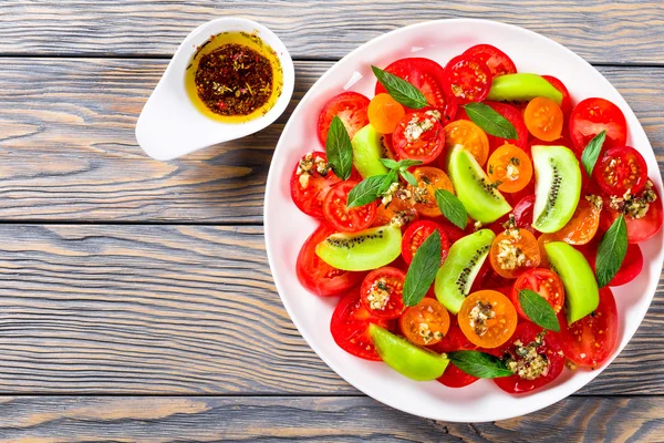 Salada de tomates vermelhos e cereja amarelos, kiwi, hortelã — Fotografia de Stock