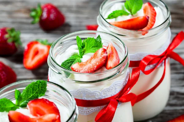 Joghurt, Erdbeeren, Minze, selektiver Fokus — Stockfoto