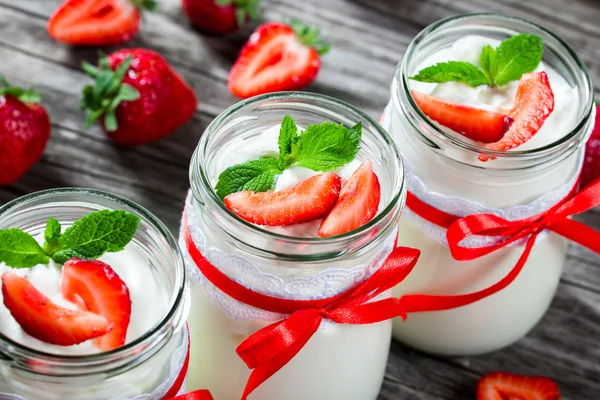 Hausgemachter Joghurt mit Erdbeeren, Blick von oben — Stockfoto