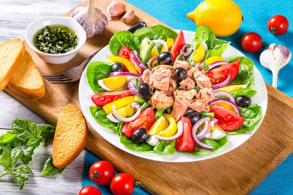 Atum, anchovas, ovos, azeitonas negras, tomates, óleo, manjericão, garli — Fotografia de Stock