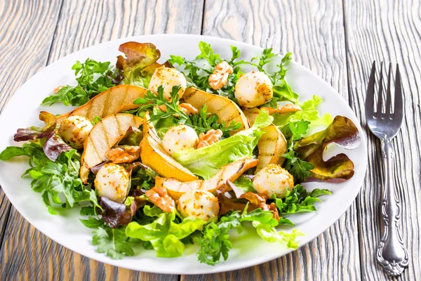 Mozzarella, roquette, feuilles de laitue et salade de poires grillées — Photo