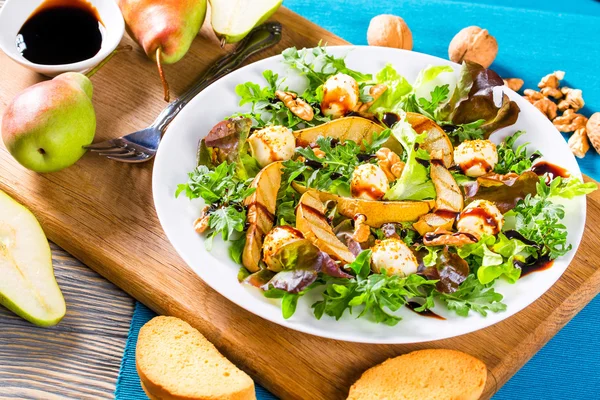 Gegrillte Birnen, Baby-Mozzarella-Bällchen, Eichensalat und Walnuss — Stockfoto