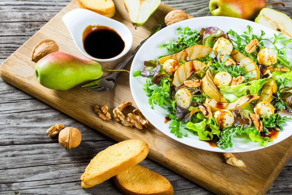 Vegetarian salad with grilled pears, mozzarella cheese, oakleaf — Stock Photo, Image