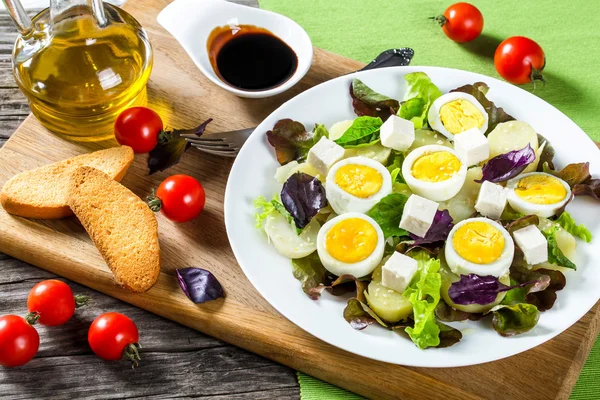 Ensalada de patata con huevos de pollo, hojas de lechuga de hoja de roble, queso , — Foto de Stock