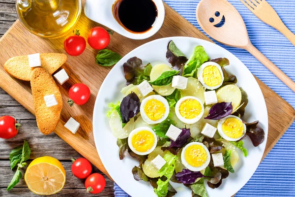 Salade de pommes de terre aux œufs de poulet, feuilles de laitue de chêne, fromage , — Photo