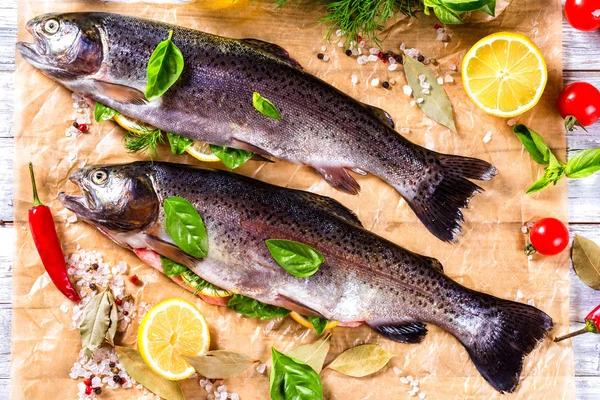 レモン スライスを焼くパパーに生マス魚 — ストック写真