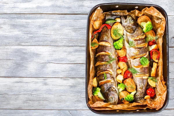 Läckra öring fisk grillad med potatis, broccoli, citron, tom — Stockfoto