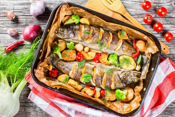 Alabalık balık pişmiş patates, brokoli, limon, domates, üst v — Stok fotoğraf