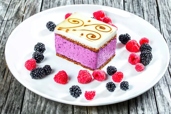 Un pedazo de soufflé de pastel con moras, frambuesas, primer plano —  Fotos de Stock
