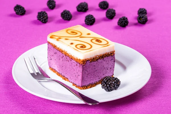 Un pedazo de soufflé de pastel con moras, primer plano —  Fotos de Stock