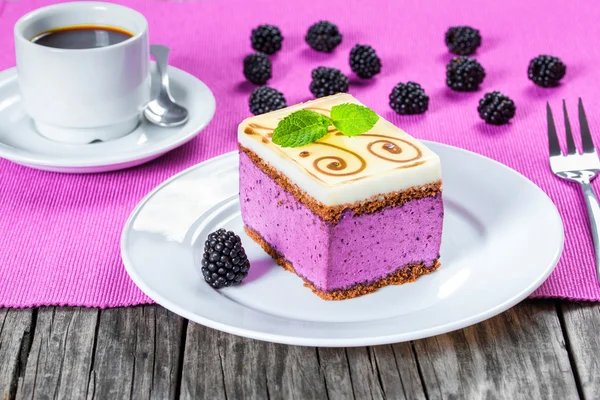 Morceau de gâteau soufflé aux mûres, tasse de café, gros plan — Photo