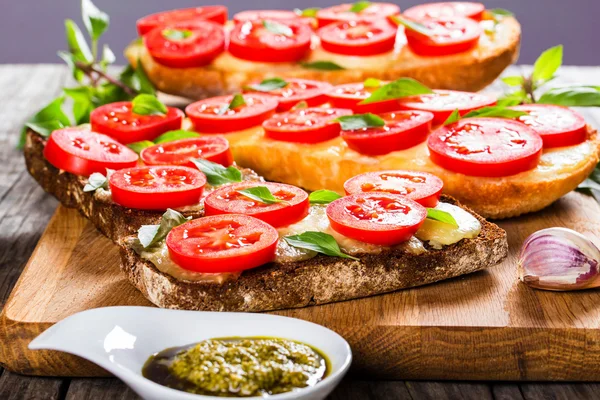 Вкусный капрезе чеснок Ciabatta хлеб — стоковое фото