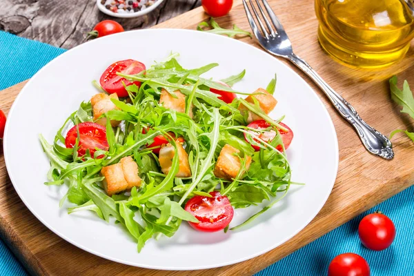 Insalata a basso contenuto calorico con petto di pollo, rucola e pomodori, cl — Foto Stock