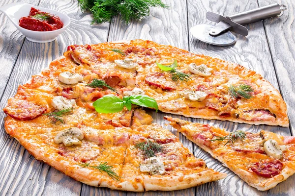 Pizza con salchicha, jamón y queso, primer plano — Foto de Stock