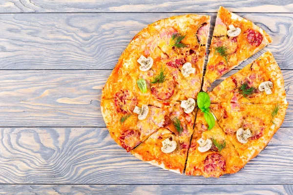 Пицца с колбасой, ветчиной и сыром, крупным планом — стоковое фото