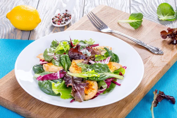 Salada de baixas calorias com peito de frango, folhas de alface, espinafre de bebê — Fotografia de Stock