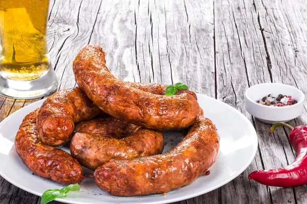 Grilled sausages and a glass of beer, close-up — Stock Photo, Image