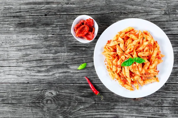 Pasta Penne Italiana com Pesto de Tomate Seco ao Sol, vista superior — Fotografia de Stock