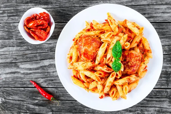 Pasta Penne all'italiana con rumori e Pesto al pomodoro essiccato al sole, primo piano — Foto Stock