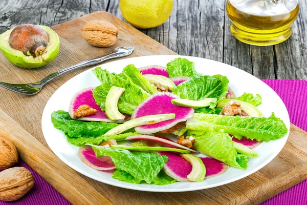 Salada com rabanete melancia, alface cos, fatias de abacate e wa — Fotografia de Stock