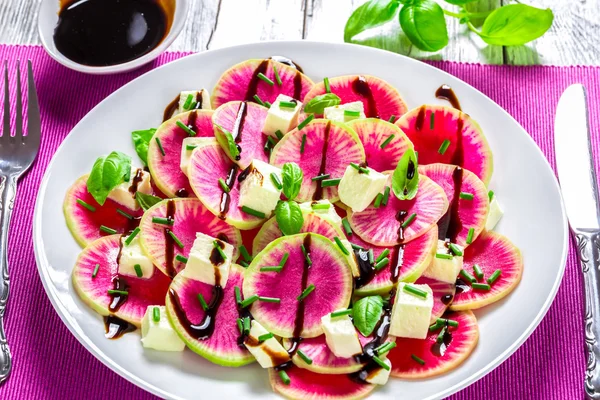 Wassermelonen-Rettichsalat mit Mozzarella, Zwiebelschnittlauch und Basilikum, — Stockfoto