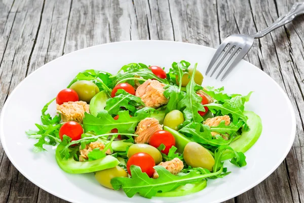 Tonijnsalade met rucola, groene olijven, avocado en cherry tomaat — Stockfoto