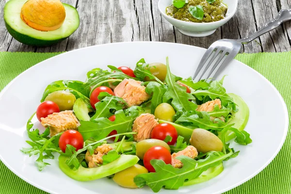 Thunfischsalat mit Rucola, grünen Oliven, Avocado und Kirschtomaten — Stockfoto