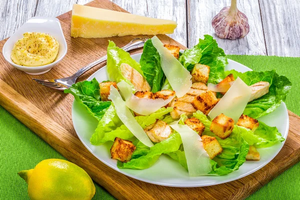 Классический салат Цезарь, салат, гренки, сыр пармезан и куриная грудка — стоковое фото