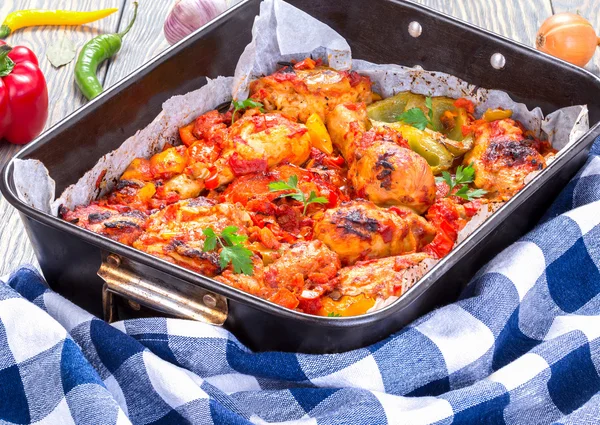 Fried pieces of chicken stewed with tomatoes, pepper, onion, close-up — Stock Photo, Image