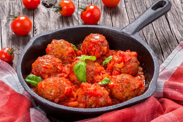 Boulettes de viande maison étouffées dans une sauce tomate marinara, gros plan — Photo