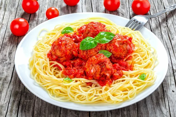 Смачний італійський спаржа з фрикадельками та томатним соусом, крупним планом — стокове фото