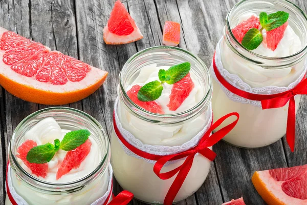 Frisse yoghurt met grapefruit en munt in een glazen potten, gezonde voeding concept, close-up, macro — Stockfoto