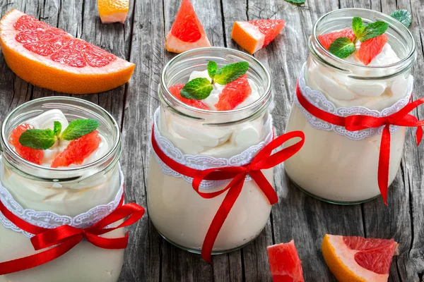 Joghurt mit Grapefruit und Minze im Glas, Nahaufnahme — Stockfoto