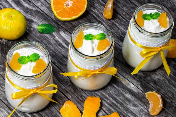 Yoghurt met Mandarijn of Mandarijn en munt in een glazen potten, gezonde voeding concept, close-up, macro — Stockfoto