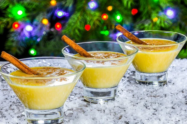 Eggnog με κανέλα, κλασική συνταγή — Φωτογραφία Αρχείου