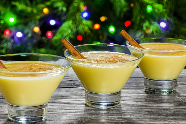 A karácsony fahéjas eggnog. Karácsonyfa a háttérben — Stock Fotó