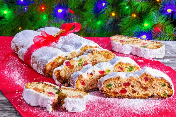 Navidad Stollen, pastel de Navidad alemán tradicional con frutas secas, nueces —  Fotos de Stock