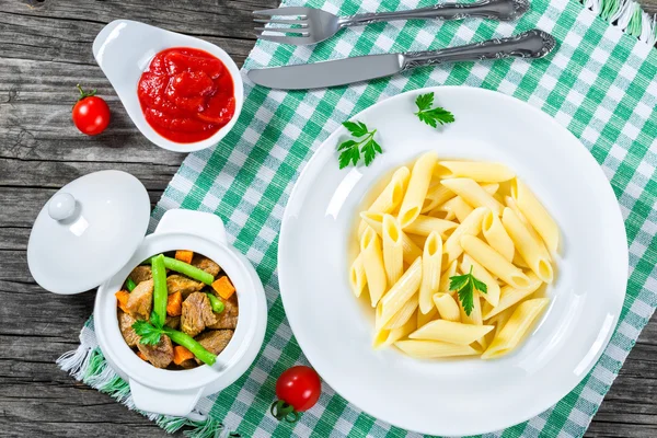 Pasta italiana penne y carne estofada —  Fotos de Stock