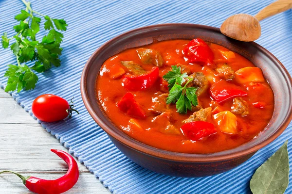 Ragoût de boeuf aux légumes, goulache, repas traditionnel hongrois, vue sur le dessus — Photo