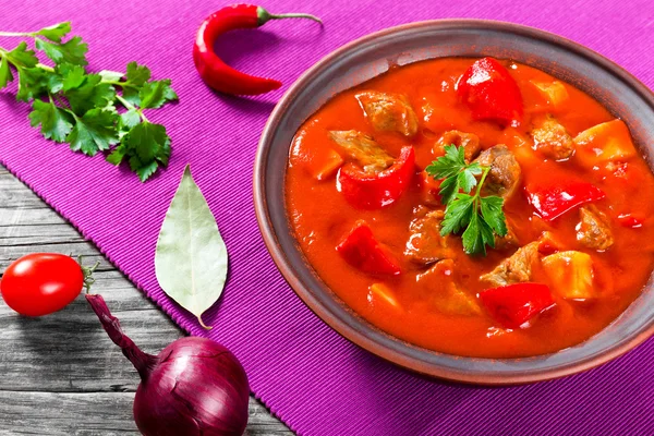 Rundvlees stoofpot met groenten of goulash, traditionele Hongaarse maaltijd — Stockfoto