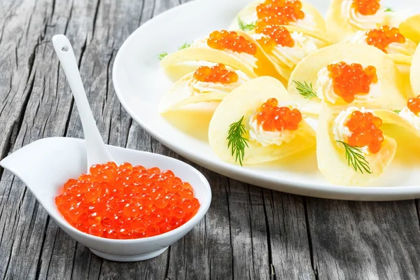 Caviar rojo y patatas fritas con queso y caviar rojo — Foto de Stock