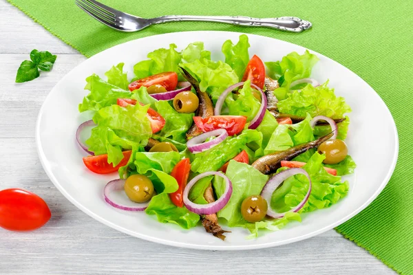 Cherry Tomaten, rode ui, groene olijven, sla bladeren, gerookte sprot — Stockfoto